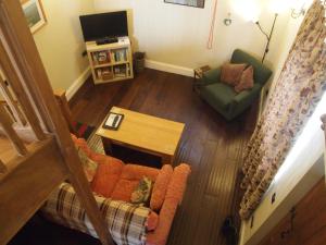 uma sala de estar com um sofá e uma televisão em The Stables at Owlett Hall em Crowle