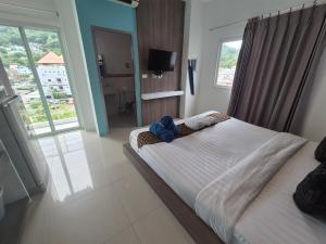 Postel nebo postele na pokoji v ubytování Hotel The Journey Patong New
