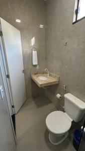 une salle de bain avec toilettes et lavabo dans l'établissement Hotel Corporativo Paragominas, à Paragominas