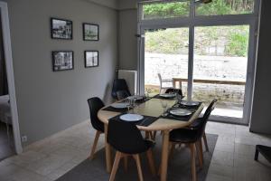 a dining room with a table and chairs and a window at Duplex 90 m2, Le Touquet, quartier Westminster 3 chambres, 6 couchages, 1 parking, Location à la semaine en juillet, août et pendant les semaines de vacances scolaires de fin d'année, sinon 2 nuits minimum in Le Touquet-Paris-Plage
