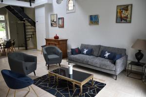 a living room with a couch and two chairs at Duplex 90 m2, Le Touquet, quartier Westminster 3 chambres, 6 couchages, 1 parking, Location à la semaine en juillet, août et pendant les semaines de vacances scolaires de fin d'année, sinon 2 nuits minimum in Le Touquet-Paris-Plage