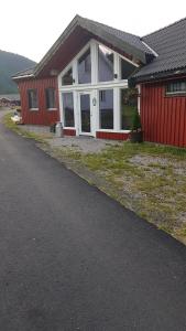 una casa roja y blanca con una roja en Torvløbakkan Gard, en Kvinesdal 2 fotos más