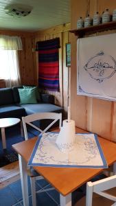 una mesa con una lámpara en una habitación en Torvløbakkan Gard, en Kvinesdal