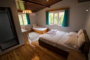ein Schlafzimmer mit einem Bett und einem Fernseher in der Unterkunft Ahsen pansiyon in Selçuk