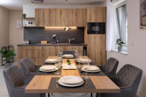 a dining room with a table and chairs at Blue Sky Flat, Apartment, 73qm, 4-6 Personen, Neubau Süd-Balkon mit Lounge-Möbeln, Schwarzwald-PLUS inkl 80 Gratis-Attraktionen täglich in Baiersbronn