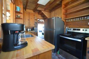 Il comprend une cuisine équipée d'un réfrigérateur et d'une cafetière. dans l'établissement Wishon Lake Front, Price Reduced, 3day Min, à Bass Lake