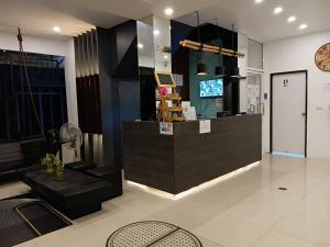 TV a/nebo společenská místnost v ubytování Hotel The Journey Patong New