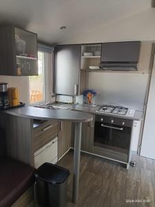 Η κουζίνα ή μικρή κουζίνα στο Camping les sablines