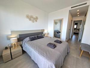 Postel nebo postele na pokoji v ubytování Sunset Waves excellent apartment Benidorm