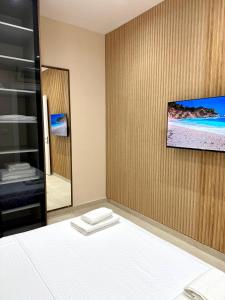 Televisyen dan/atau pusat hiburan di White Arena Apartments GOLEM
