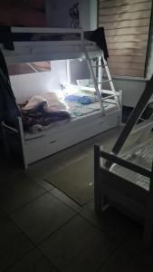 un letto a castello in una stanza con una finestra di Durmeo a Ripač