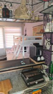 una stanza con un tavolo con una stampante e un letto di Durmeo a Ripač Altre 5 foto