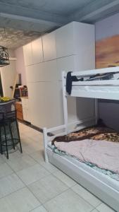 Letto a castello bianco in una camera con cucina di Durmeo a Ripač