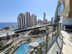 Bazén v ubytování Sunset Waves excellent apartment Benidorm nebo v jeho okolí