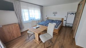 Postel nebo postele na pokoji v ubytování AP2, Hrubá Skála, Apartmány Nad Lípou