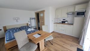 Kuchyň nebo kuchyňský kout v ubytování AP2, Hrubá Skála, Apartmány Nad Lípou