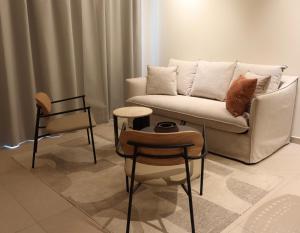 una sala de estar con un sofá y dos sillas en Lotus Suite 42, en Eilat 20 fotos más
