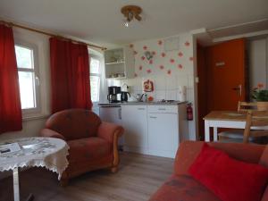 cocina con sofá, silla y mesa en Zur alten Jugendherberge, en Burg 26 fotos más