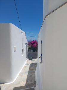 a view of an alley between two white buildings at Michalis little sunrise in Mamádhos +12 photos