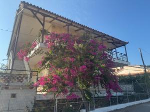 Το κτήριο όπου στεγάζεται  το διαμέρισμα