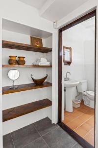 ein Badezimmer mit Waschbecken und Toilette in der Unterkunft Charming Private Cottage in Gated Estate in Belmont