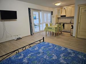 a living room with a table and a kitchen at mariposa in Monterosi