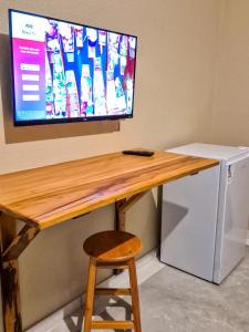 a computer desk with a television on top of it at Casa Concha-Maceio in Camocim