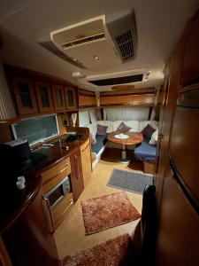 a small kitchen and living room in an rv at TOP LAGE 2 Personen Volkach Wohnwagen Luxus in Volkach