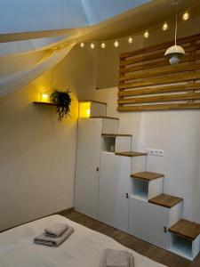 Кровать или кровати в номере Loft apartment v cetre mesta s parkovacím miestom