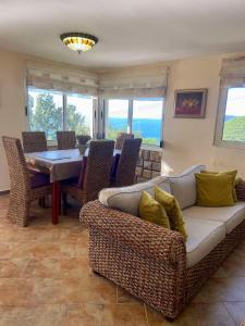 una sala de estar con un sofá y una mesa en Villa Maja, en Sutomore 10 fotos más