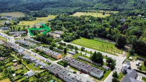 an aerial view of a city with a green arrow at Apartament Wysoka 580 z prywatną łazienką in Bielawa