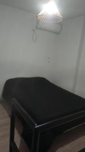a lamp with a black bench in a room at Loft céntrico in Santa Fe