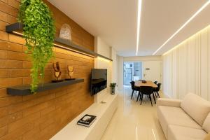 un soggiorno con un divano e un tavolo di Praia Luxo e Conforto a Vila Velha