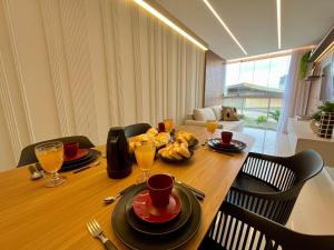 tavolo da pranzo con cibo e bevande di Praia Luxo e Conforto a Vila Velha