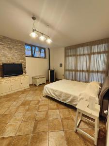 Televízia a/alebo spoločenská miestnosť v ubytovaní Rocky House + 37 fotografií
