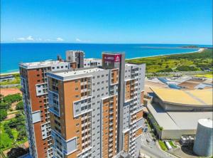 una vista aerea di un edificio vicino all'oceano di Praia Luxo e Conforto a Vila Velha