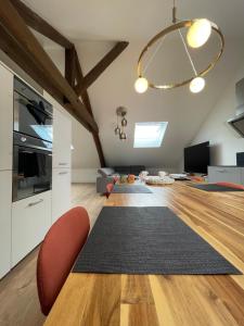 a living room with a black rug on the floor at Le ONZE in Longwy