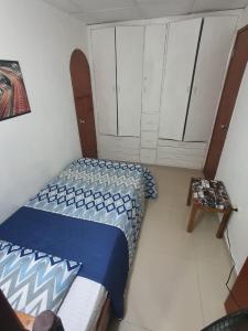 Giường trong phòng chung tại Apartamento con balcon p13