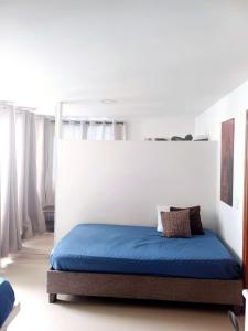 Giường trong phòng chung tại Apartamento con balcon p13