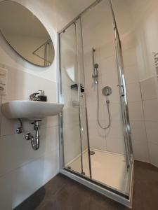 a bathroom with a shower and a sink at Prime1850 - Honberg Apartments Tuttlingen in Tuttlingen