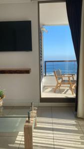 Una sala de estar con vista al mar. en Depto Familiar Vista Mar 2D + Sofá Cama, en Antofagasta