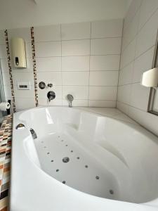 a large white bath tub in a bathroom at LaCasa 03 Zentral,VW Nah,Top Ausstattung,Design in Wolfsburg