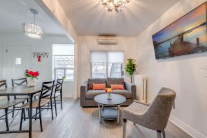 Χώρος καθιστικού στο The Bloor Spadina Getaway With 3-Bedroom and Private Patio