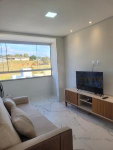 Μια τηλεόραση ή/και κέντρο ψυχαγωγίας στο Apartamento 2 quartos e garagem