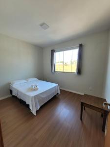 Ένα ή περισσότερα κρεβάτια σε δωμάτιο στο Apartamento 2 quartos e garagem