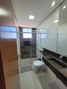 Ένα μπάνιο στο Apartamento 2 quartos e garagem +7 φωτογραφίες