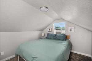 Postel nebo postele na pokoji v ubytování Charming 2 Bedroom home in beautiful Spokane!