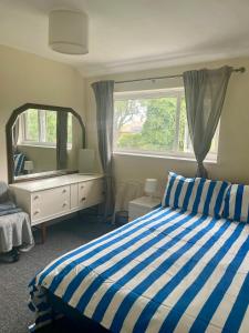 AylestoneにあるThe Stayover Spot Wigston Escapeのベッドと大きな鏡のある寝室 +44枚の写真