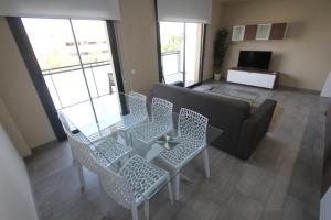 sala de estar con sofá, mesa y sillas en Apartamentos Cambrils Playa Spa, en Cambrils