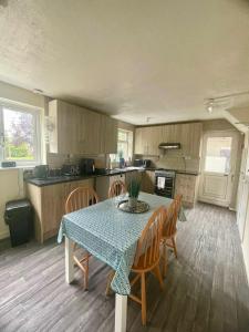 AylestoneにあるThe Stayover Spot Wigston Escapeのキッチン(テーブル、椅子付)、キッチン(テーブル、テーブル付)